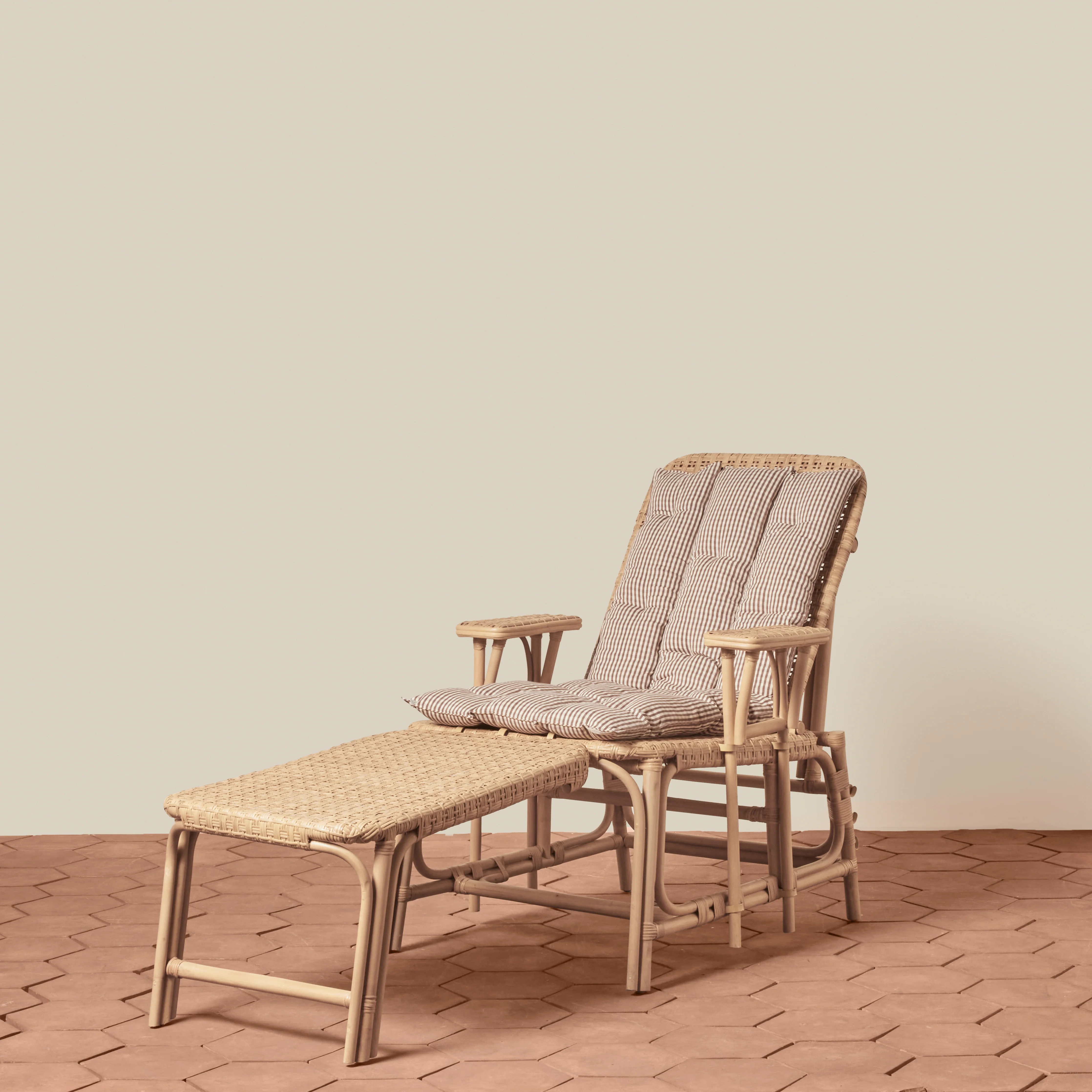 Flore Bistro Chaise Lounge - Image 10