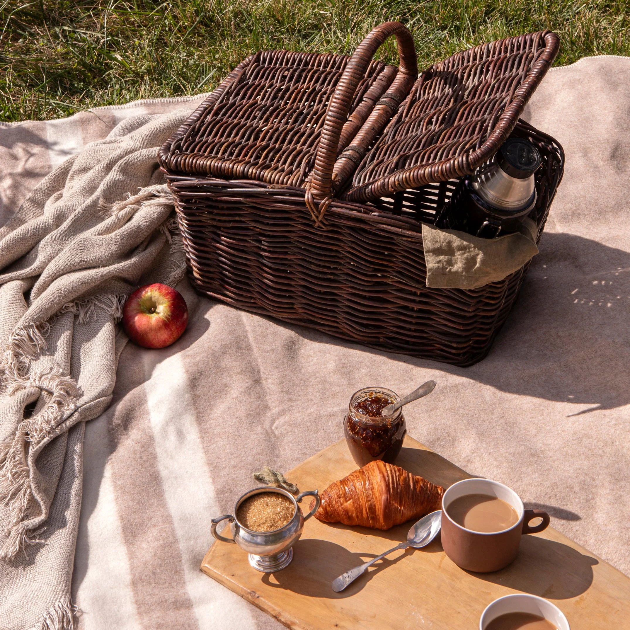 Hudson Woven Picnic Basket - Image 3